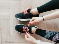 Atleta decidindo a ordem do cardio antes ou depois da musculação na academia