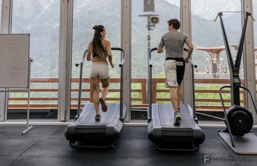 Praticante executando cardio antes da musculação.