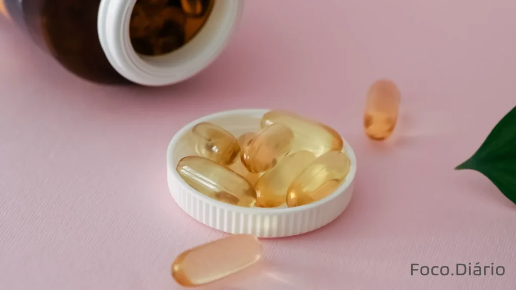 Cápsulas de Ômega 3 com frasco sobre fundo rosa, com foco em saúde.