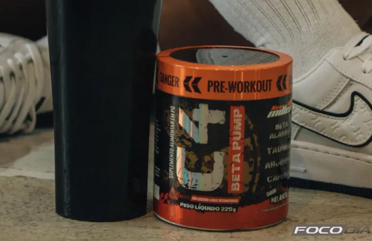 Close-up de suplementos de fitness e coqueteleira com uma pessoa sentada em roupa de ginástica