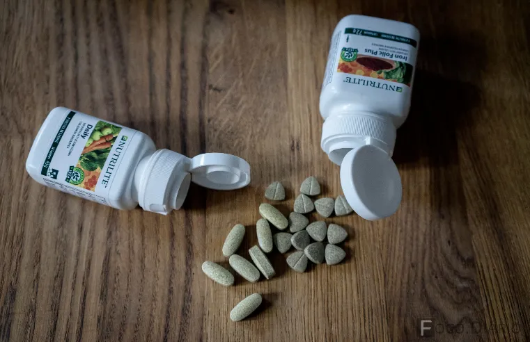Suplementos e comprimidos de multivitamínicos.